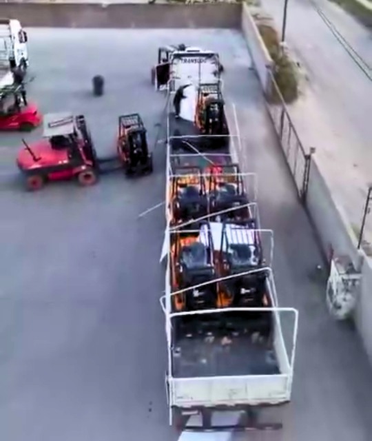 Descarga de equipos Hangcha en fábrica destino, provenientes de tramo terrestre desde San Antonio hasta Córdoba.