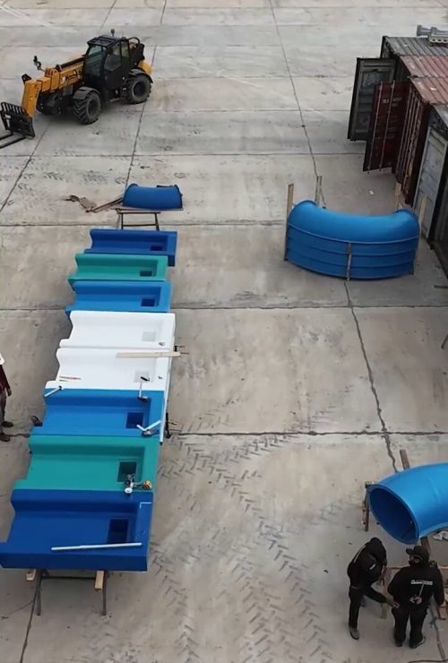 Descarga y organización de componentes de toboganes en el predio de Infinito Water Park. Cada pieza llegó en el momento exacto según el cronograma de montaje, permitiendo que la obra avanzara sin interrupciones.