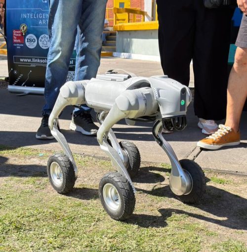 Perro robot con ruedas en demostración industrial para tareas de logística e inspección en Argentina.