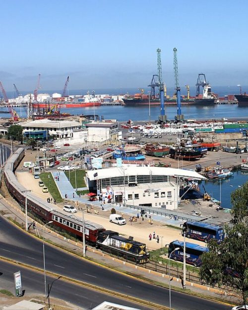 Vista aérea del Puerto de San Antonio en Chile, destacando su eficiencia como alternativa logística multimodal para la importación FCL con destino Argentina.